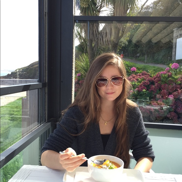 Meet your Posher, Sarah - Picture 2 of 2